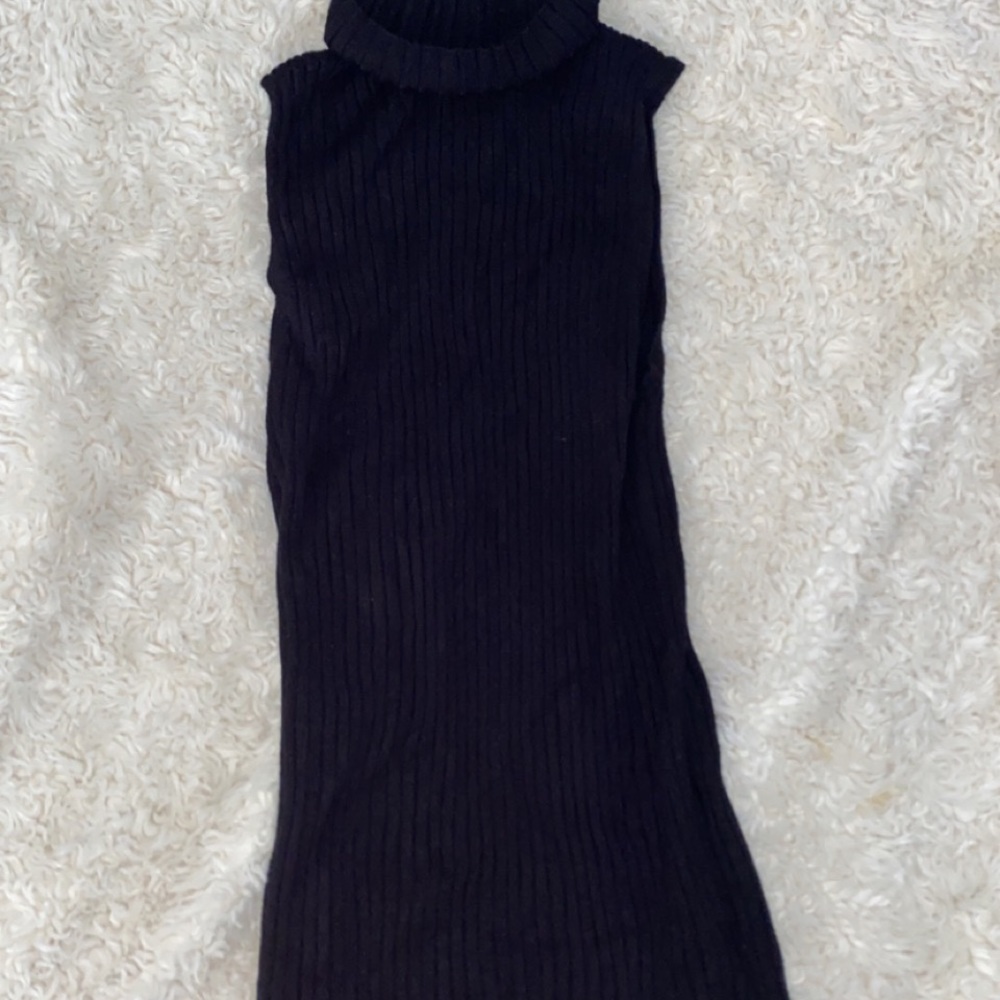 Long and stretchy knit turtleneck tank.